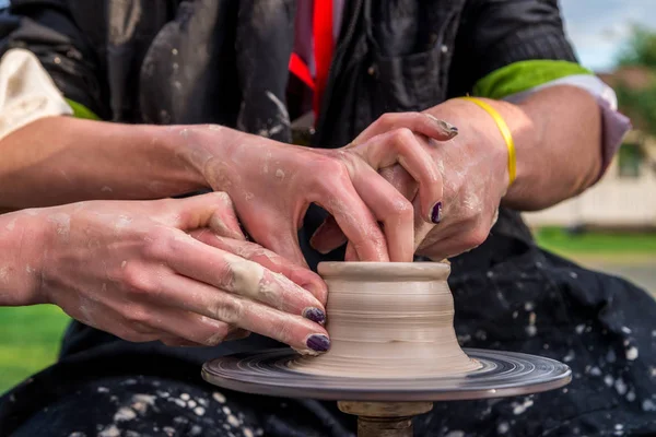 Cerámica. Las manos de los hombres hacen una jarra de barro o una olla en la máquina. Él... — Foto de Stock