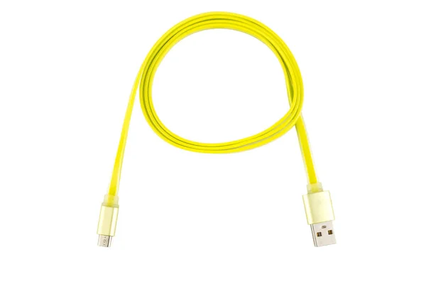 黄色的微型 usb 电缆扭曲成一枚戒指，在一张白纸被隔绝的背景。水平框架 — 图库照片