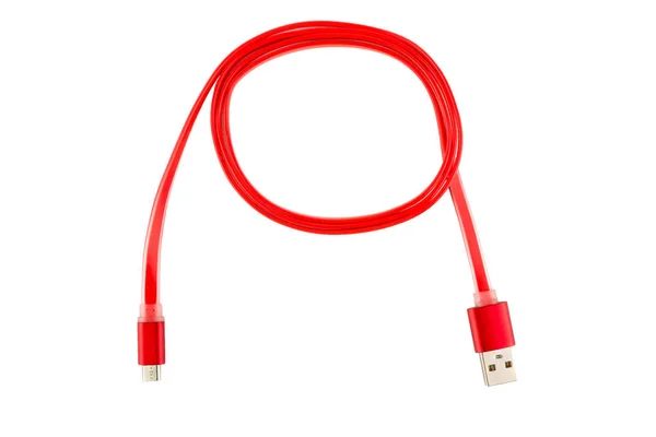 Cabo micro-usb vermelho torcido em um anel, em um fundo isolado branco. Quadro horizontal — Fotografia de Stock