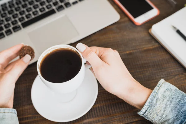 Morning business woman. Laptop, phone and a cup of coffee in female hands. Horizontal frame — Stock Photo, Image