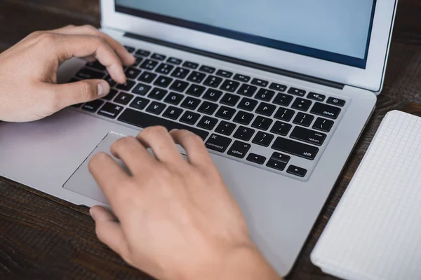 Buongiorno, uomo d'affari. Mani maschili che lavorano su un portatile. Telaio orizzontale — Foto Stock