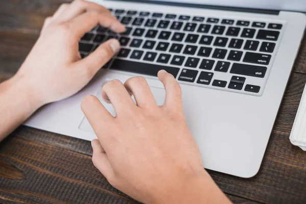 Buongiorno, uomo d'affari. Mani maschili che lavorano su un portatile. Telaio orizzontale — Foto Stock