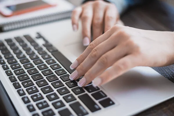 Buongiorno donna d'affari. Mani femminili che lavorano su un portatile, primo piano. Telaio orizzontale — Foto Stock