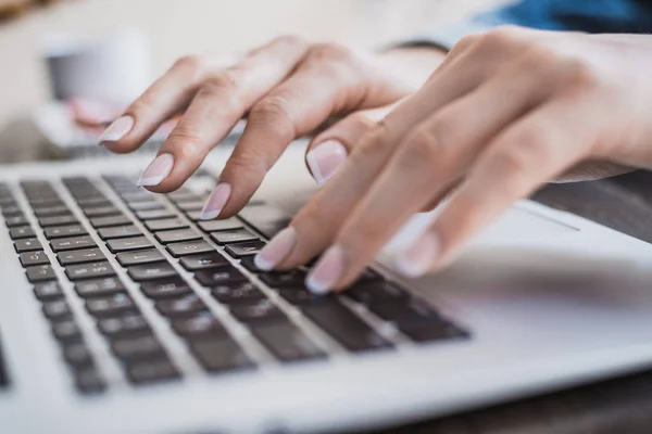 Buongiorno donna d'affari. Mani femminili che lavorano su un portatile, primo piano. Telaio orizzontale — Foto Stock