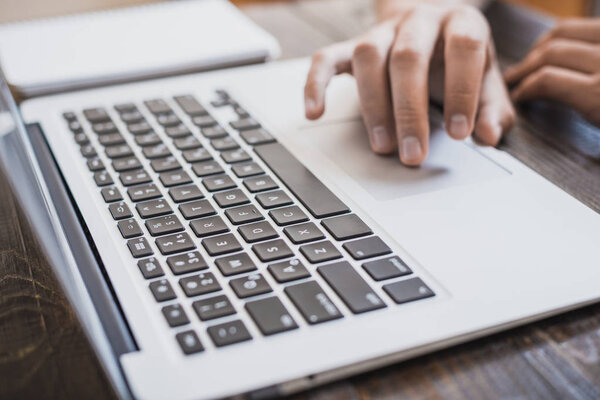 Утренний деловой мужчина. Мужские руки работают над ноутбуком. Фалонта
