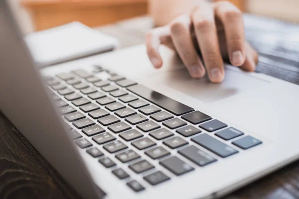 Morgengeschäft männlich. Männliche Hände arbeiten an einem Laptop. Horizonte — Stockfoto