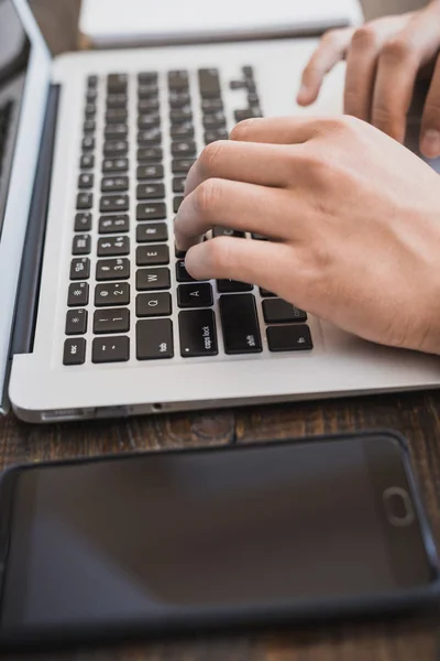 Mattina di lavoro men.muzhskie mani che lavorano su un computer portatile, accanto a — Foto Stock