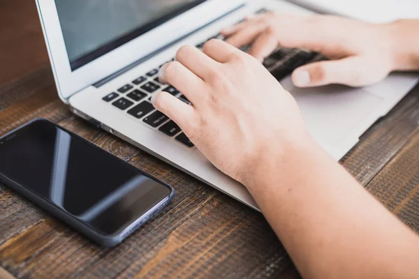 Mattina di lavoro men.muzhskie mani che lavorano su un computer portatile, accanto a — Foto Stock