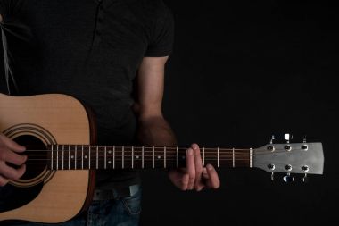 Arka plan üzerinde siyah bir erkek elinde akustik gitar izole. Yatay Çerçeve