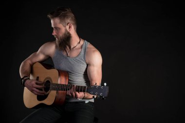 Karizmatik bir adam sakallı, akustik gitar, bir siyah oynarken arka plan izole. Yatay Çerçeve