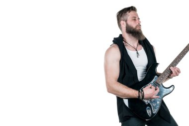Bir sakallı bir karizmatik adam bir elektro gitar bir beyaz izole arka plan üzerinde tutuyor. Yatay Çerçeve