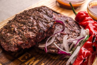 İştah açıcı kızarmış biftek pirzola otlar ile dekore edilmiş, biber sosu ile. Yatay Çerçeve