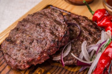 İştah açıcı kızarmış biftek pirzola otlar ile dekore edilmiş, biber sosu ile. Yatay Çerçeve