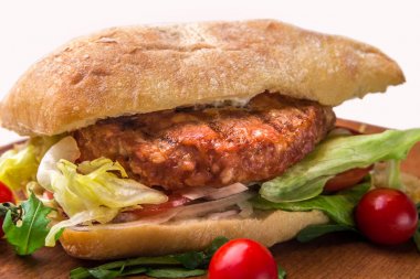 Kızarmış pirzola, otlar, domates, biber ile bir sandviç. Yatay Çerçeve