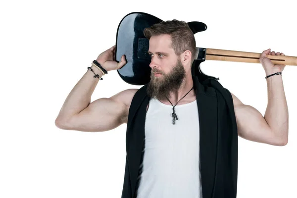 ひげを持つカリスマ的な男は、孤立した白地にエレクトリック ・ ギターを保持しています。水平フレーム — ストック写真