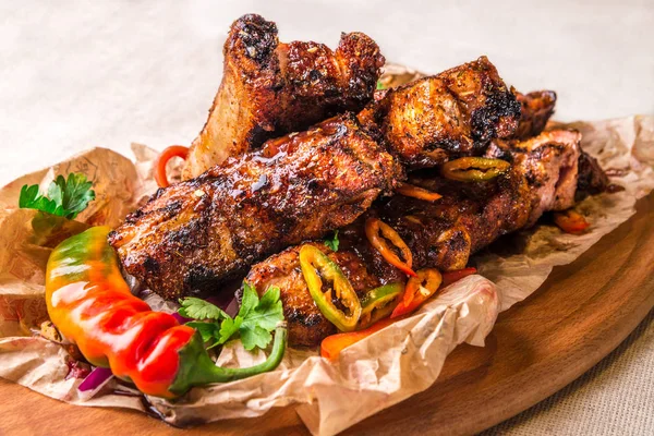 İştah açıcı ızgara kaburga acı biber ile süslenmiş. Yatay Çerçeve