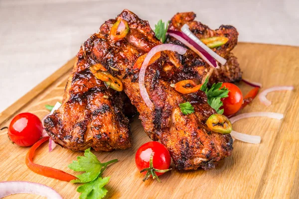 İştah açıcı ızgara kaburga acı biber ile süslenmiş. Yatay Çerçeve