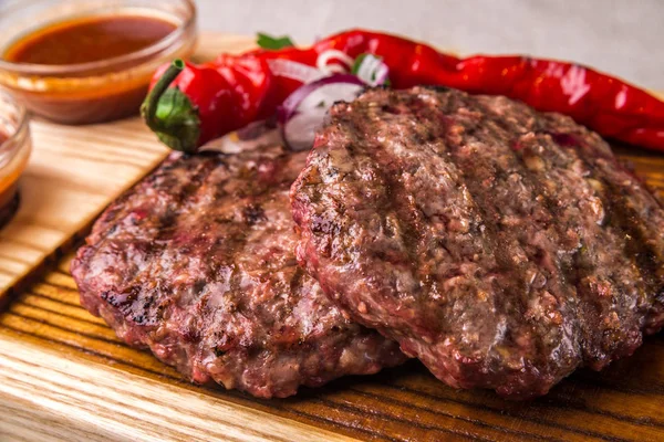 İştah açıcı kızarmış biftek pirzola otlar ile dekore edilmiş, biber sosu ile. Yatay Çerçeve