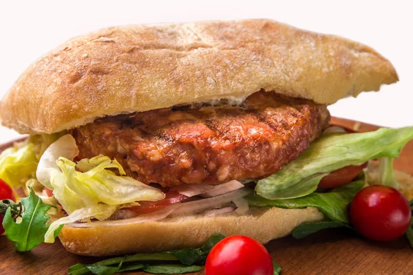 Kızarmış pirzola, otlar, domates, biber ile bir sandviç. Yatay Çerçeve