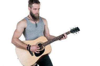 Bir sakallı bir karizmatik adam bir akustik gitar, bir beyaz izole arka plan üzerinde tutar. Yatay Çerçeve