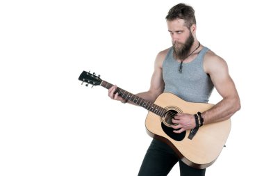 Bir sakallı bir karizmatik adam bir akustik gitar, bir beyaz izole arka plan üzerinde tutar. Yatay Çerçeve
