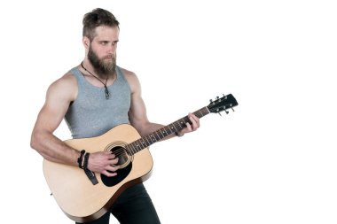 Bir sakallı bir karizmatik adam bir akustik gitar, bir beyaz izole arka plan üzerinde tutar. Yatay Çerçeve