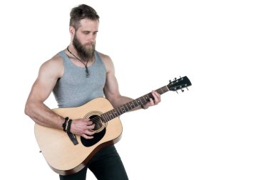 Bir sakallı bir karizmatik adam bir akustik gitar, bir beyaz izole arka plan üzerinde tutar. Yatay Çerçeve