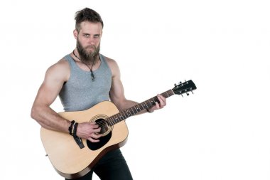 Bir sakallı bir karizmatik adam bir akustik gitar, bir beyaz izole arka plan üzerinde tutar. Yatay Çerçeve