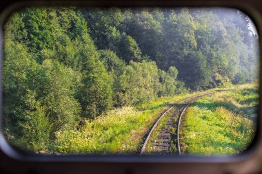 Bir görünümü demiryolu tren penceresinden izler. Yatay Çerçeve