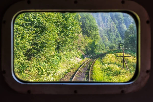 Una vista de las vías del tren a través de la ventana del tren. Marco horizontal — Foto de Stock