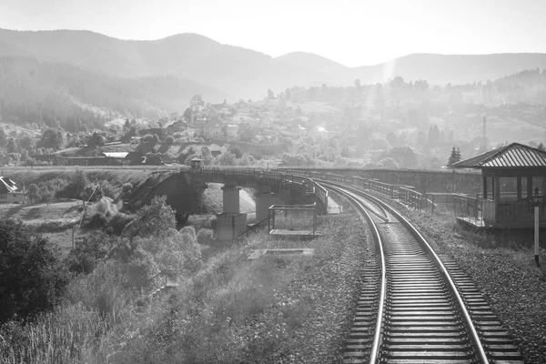 Reisen, Ruhe. Blick auf die Bahngleise in die Ferne. Schwarz-Weiß-Bild. horizontaler Rahmen — Stockfoto