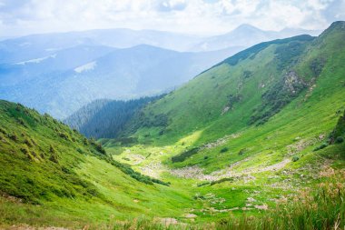 Seyahat, trekking, doğa. Görkemli, yüksek Yeşil dağlar. Yatay Çerçeve