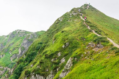 Seyahat, trekking, doğa. Görkemli, yüksek Yeşil dağlar. Yatay Çerçeve
