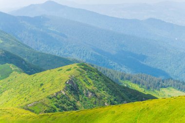 Seyahat, trekking, doğa. Görkemli, yüksek Yeşil dağlar. Yatay Çerçeve