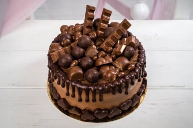 Lezzetli çikolatalı kek el yapımı çikolata şeker ve çikolata ile dekore edilmiştir. Yatay Çerçeve