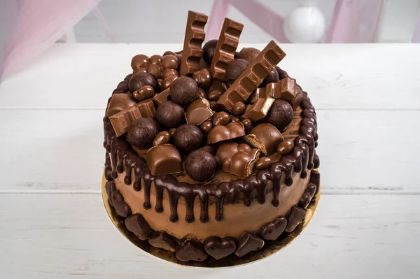 Lezzetli çikolatalı kek el yapımı çikolata şeker ve çikolata ile dekore edilmiştir. Yatay Çerçeve