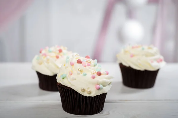 Deliciosos pastelitos con glaseado blanco y dulces de colores. Marco horizontal — Foto de Stock