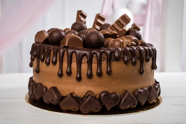 Lezzetli çikolatalı kek el yapımı çikolata şeker ve çikolata ile dekore edilmiştir. Yatay Çerçeve