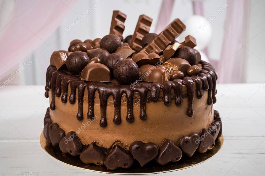 Fotos: pastel decorado con chocolates | Delicioso pastel ...