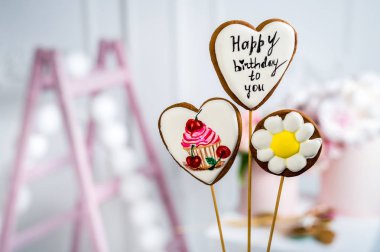 Lezzetli kek bulanık bir arka plan üzerinde yazıt ile bir sopa. Yatay Çerçeve