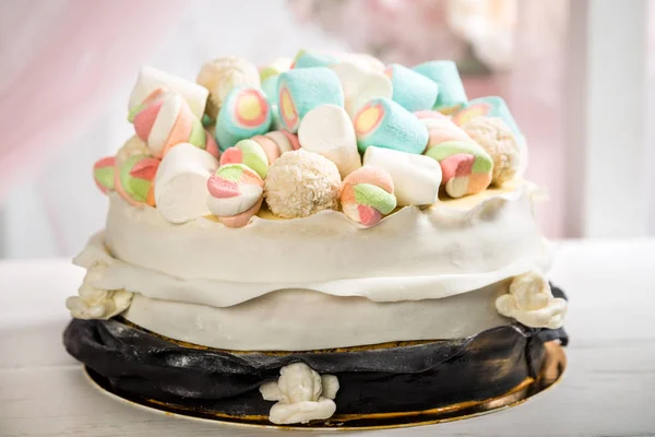 Delicious cake with cream, decorated with marshmallow, on a blurred background. Horizontal frame — Stock Photo, Image