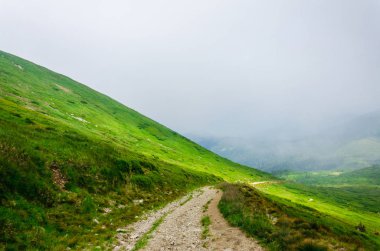 Manzara, seyahat, turizm. Yol çakıl dağlara gidiyor ile. Yatay Çerçeve