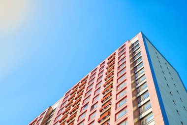 Mavi gökyüzü arka plan üzerinde yeni apartman