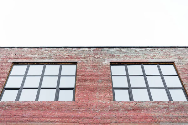 Façade du bâtiment avec de grandes fenêtres carrées — Photo