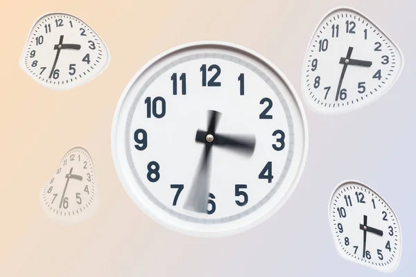 Καμπύλο λευκό ρολόι σε απομονωμένες φόντο — Φωτογραφία Αρχείου