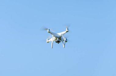 Quadcopter bir mavi gökyüzü arka plan