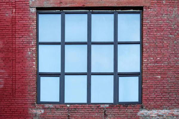Façade du bâtiment avec une grande fenêtre carrée — Photo