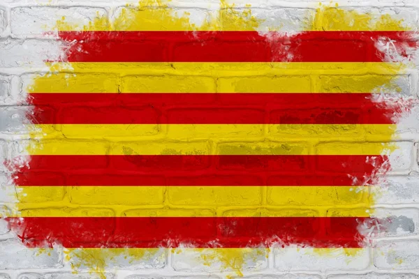 Drapeau de Catalogne peint sur un mur de briques — Photo