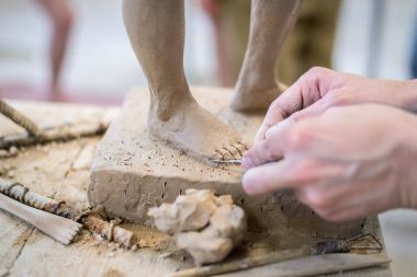 Heykeltıraş bir adamın heykel doğadan sculpts. Yatay Çerçeve