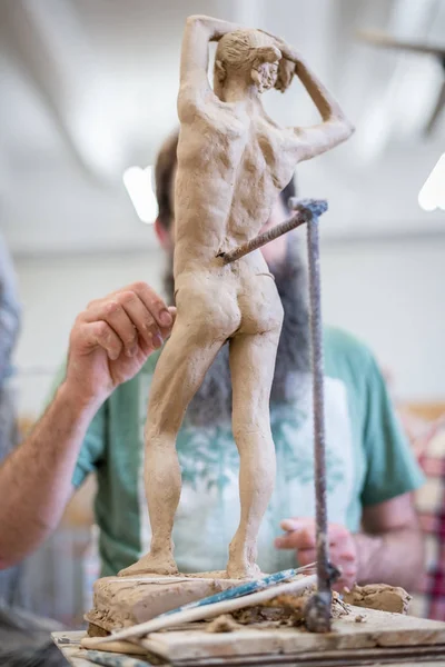 Скульптори - скульптура людини з природи. Вертикальна рамка — стокове фото